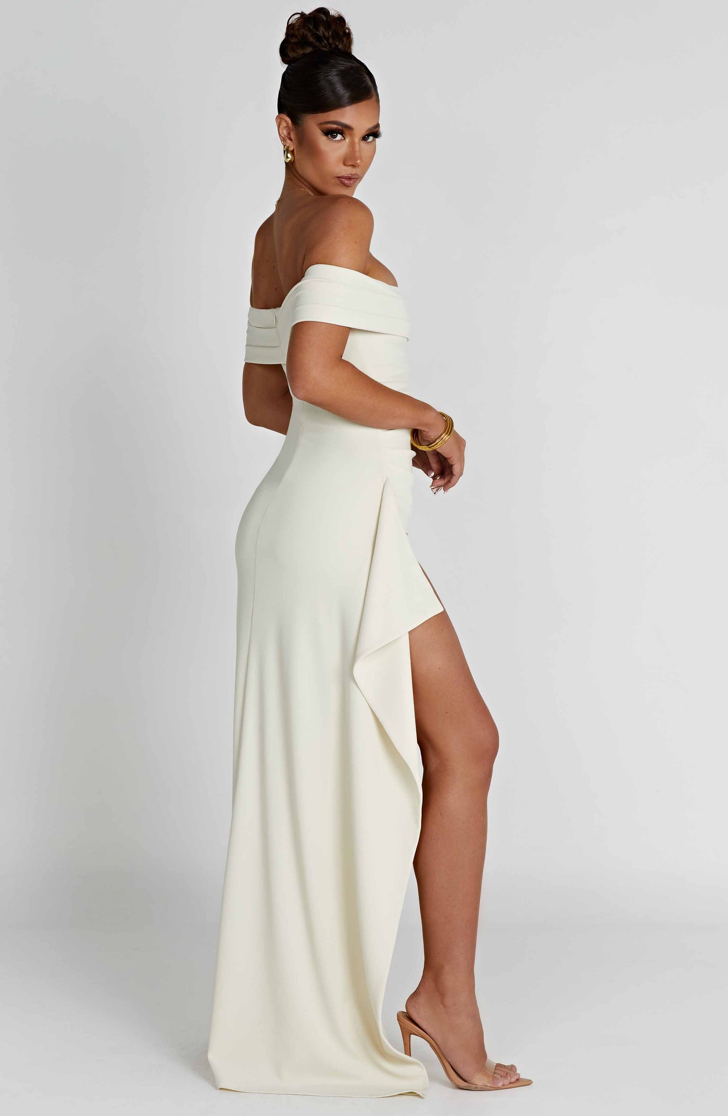 KIM | Schulterfreies Satin-Maxikleid